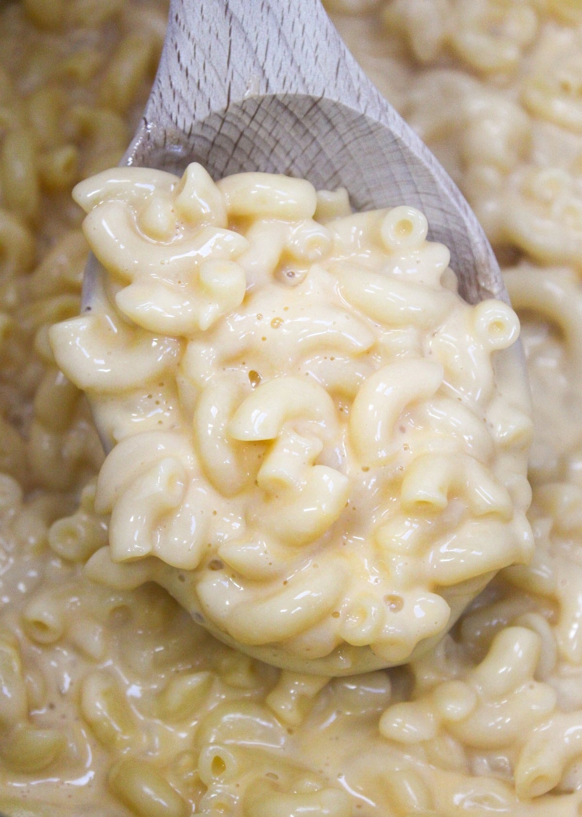 mac and cheese on a wooden spoon