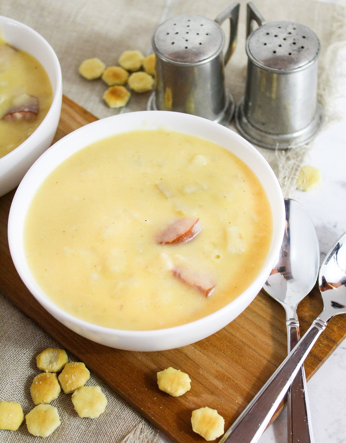 slow cooker potato soup with crackers