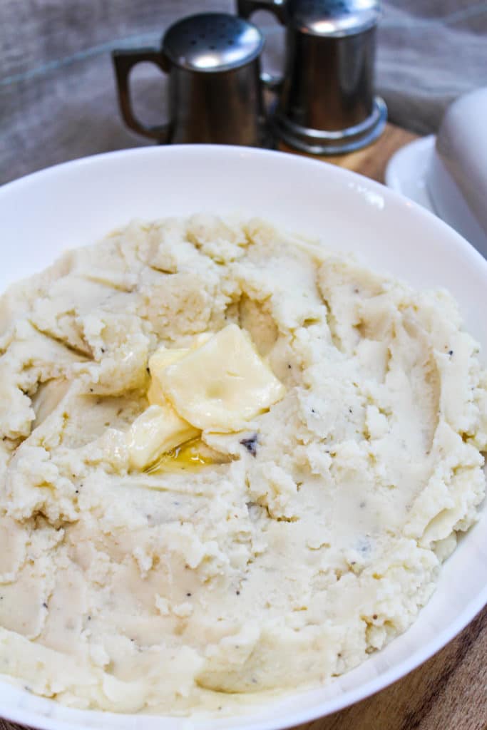 mashed potatoes in a  dish