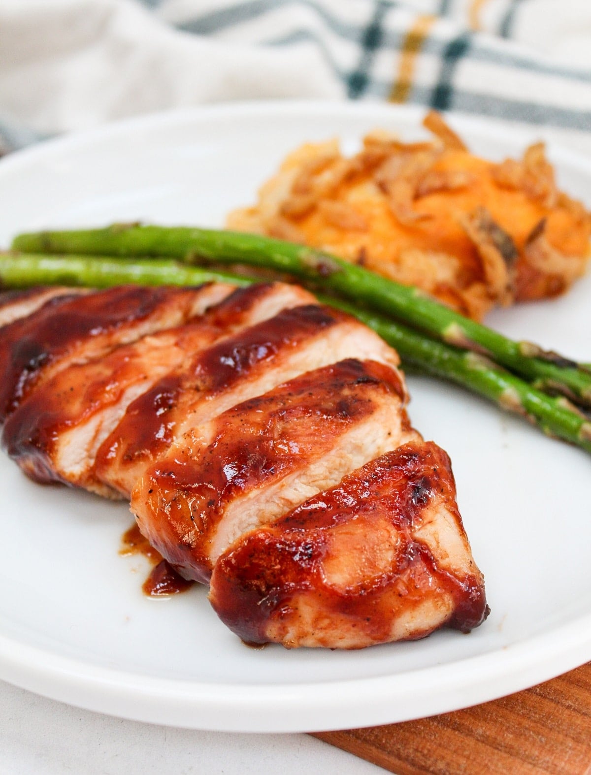 plated sliced bbq chicken