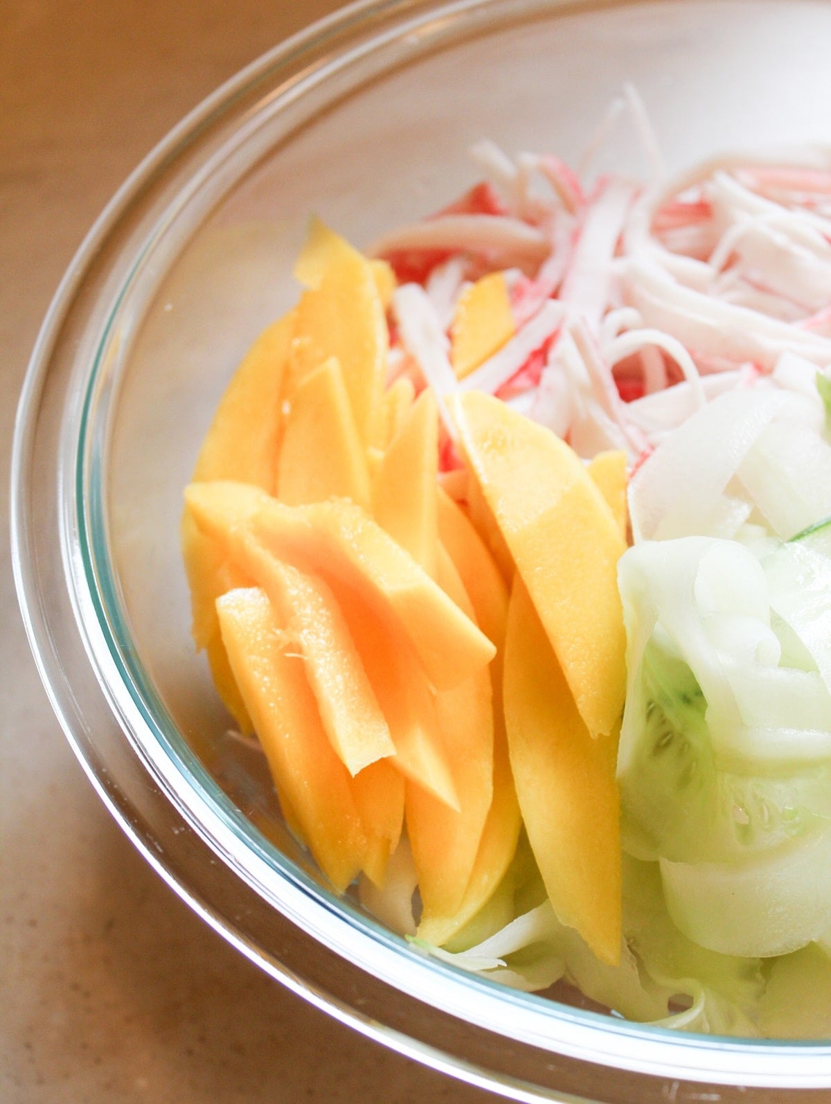 sliced mango in bowl